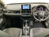 車内は光触媒抗菌消臭施工済です。スタイリッシュなデザインでスポーティなインパネ周りを演出します。グローブボックスやカップホルダーのほかにトレーなどたくさんの収納スペースが付いています。