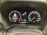 ホンダセンシングの表示画面を併せ持つ右側の大型スピードメーターに加え、ステアリングスイッチを使って左側のタコメーター内でオーディオの表示や、燃費などの情報が見れるようになっています。