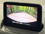 【バックカメラ】駐車時に後方がリアルタイム映像で確認できます。大型商業施設や立体駐車場での駐車時や、夜間のバック時に大活躍!運転スキルに関わらず、今や必須となった装備のひとつです!