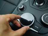 オーディオ関連や車両情報の変更はお手元のロータリーパッドにて操作。