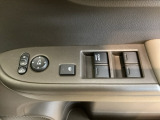 ハンドルの右側に電動格納付きパワーミラーの操作スイッチがついています。左右のサイドミラーの角度調節も微調整ができて便利です。パワーウインドウは運転席でドア4枚とも上下の操作ができるようになっています。