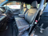足元もゆったりで長時間の運転も疲れにくいフロントシートです。
