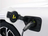 専用コードを接続するだけで簡単に充電が行えます。プラグインハイブリッドモデルRecharge PHEV T6 AWDは、走行中の充電のほか、自宅などに設置された充電機器からの充電が可能です。