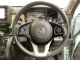ハンドルにHondaセンシング系のクルーズコントロールやレーンキープアシストなどのスイッチと、オーディオの操作スイッチが装備されています。ハンドルから手を離さず安全に操作できます。