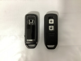 スマートキーを装備しています。鍵を差し込むことなくドアロックの開け閉めと、スタートボタン操作でのエンジンスタートができます。スペアキーも同じものを用意しております。