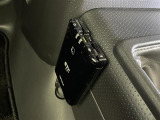 【ETC】有料道路を利用する際に料金所で停止することなく通過できる、ETC車載器(ノンストップ自動料金収受システム機器)が装備されています。セットアップを行うことで利用可能になります。