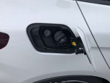 LEDヘッドライト。先進のLEDテクノロジーを採用。照射される白色光の周波特性は太陽に近く、バイキセノンヘッドライトを上回るコントラストでさらに明るく輝きます。悪天候の日でも優れた視認性を発揮します。