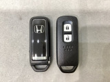 スマートキーを装備しています。鍵を差し込むことなくドアロックの開け閉めと、スタートボタン操作でのエンジンスタートができます。スペアキーも同じものを用意しております。
