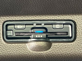 有料道路をキャッシュレスで通行できるETC車載器付きです。運転席足元に設置されています。ETCセットアップ費用は含まれておりません。別途必要となります。