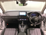 車内は光触媒抗菌消臭施工済です。スタイリッシュなデザインで暖かみのあるインパネ周りを演出します。グローブボックスやカップホルダーのほかにトレーなどたくさんの収納スペースが装備されています。
