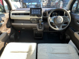 当社の中古車は、フロアマット付きで販売しておりません。中古車という特性上匂いや見栄えなどの状態が左右される為です。純正、社外の新品マットをご検討いただけます。予め得ご了承下さい。
