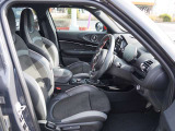 座り心地も言うこと無し。運転席に座った時のファーストインプレッションは心地よいホールド感のある堅めのシート、遊び心もありながら、しっかりとした座り心地に高級感も溢れるミニ。