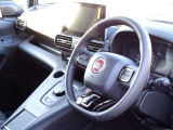 ある時は仕事場、ある時は憩いの場。さり気なく迎え入れてくれるさり気ある運転席周り