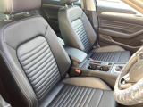 ブラック基調のフルレザーシートパッケージ。運転席および助手席にはシートヒーターおよびシートに涼しい風を送るシートベンチレーターも装備、1年を通して常に快適な環境を提供するアイテムです。