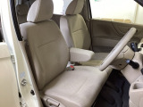 広い足元に肘掛けもついたゆったり座れるシートです。運転席と助手席の間が空いているため、助手席側への移動がスムーズです。交通量の多い道でも、助手席側から乗り降りができます。