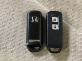 スマートキーを装備しています。鍵を差し込むことなくドアロックの開け閉めと、スタートボタン操作でのエンジンスタートができます。スペアキーも同じものを用意しております。