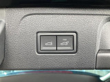 電動バックドアを装備。両手がふさがっていても、バンパー下に足を入れるだけでオープンできます。