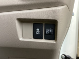 ハンドルの右側にはヘットライトレベライザーとVSA(ABS+TCS+横滑り抑制)の解除スイッチがついています。ヘッドライトレベライザーは道路状況や積荷の加重に応じてライトの高さを調節できます。