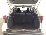 ラゲッジも広く使いやすいトランクは、開口部も広く荷物の積み下ろしもしやすいお車となっております。リアシートの背もたれは6:4の割合で分割して可倒できるので、長いお荷物などを載せることもできます。