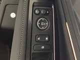 狭い駐車場で便利な電動格納ドアミラーが付いています。