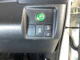 Hondaセンシング用の、VSA(ABS+TCS+横滑り抑制)解除とレーンキープアシストシステムのメインスイッチなどはハンドルの右側に装備しています。燃費に役立つECONボタンもここです。