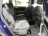 運転席、助手席の後ろにトレーが設置されております。食事をする際のテーブルやタブレットを置く土台として利用することができます。