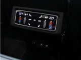 太陽光を感知して、室温、風量、風流を自動調整。エアコンの温度は運転席、助手席で個別に設定できます。