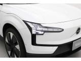 日中も点灯するデイタイムランニングライトは、遠くからも一目でボルボと判ります。ウインカーとして機能するときは、大きなオレンジの点滅となり安全に寄与します。