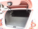 ベースとなる中古車は富山県にある生産工場へ搬入され、品質チェックが行われます。