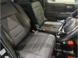 長時間の運転でも疲れにくい運転席シートです。自然な姿勢を保ち、体への負担をやわらげ、痛めやすい腰へのサポートも強化しています。