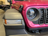 初代JEEP WILLYSからインスピレーションを得た丸目ライトとボクシーなフォルム。ヘッドライト、フロントフォグライト、テールライトにLEDを初採用