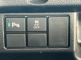 パーキングセンサーもついておりますので駐車などが苦手な方も安心して運転が可能です。