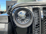 初代JEEP WILLYSからインスピレーションを得た丸目ライトとボクシーなフォルム。ヘッドライト、フロントフォグライト、テールライトにLEDを初採用