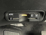 【ETC】有料道路を利用する際に料金所で停止することなく通過できる、ETC車載器(ノンストップ自動料金収受システム機器)が装備されています。セットアップを行うことで利用可能になります。