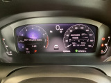 ホンダセンシングの表示画面を併せ持つ右側の大型スピードメーターに加え、ステアリングスイッチを使って左側のタコメーター内でオーディオの表示や、燃費などの情報が見れるようになっています。