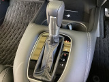 CVT車のセレクトレバーです。低速から高速まで、変速ショックのないスムーズな走りと、エンジン効率のよい領域を維持して燃費にも貢献します。サイドブレーキはスイッチ操作の電子制御パーキングブレーキです。