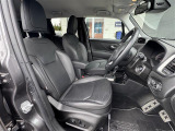 シートヒーターも装備された高級感のあるレザーシートです!JEEPのロゴがオシャレ!