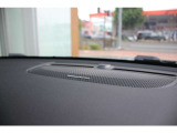 【harman/kardon】世界のオーディオファン垂涎のプレミアムサウンドシステムを搭載。原音に近い音場空間を忠実に再現。乗る人すべてに最良の音響体験を提供します。