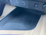ワイヤレス充電器、Qi(チー)規格対応スマートフォンを置くだけで充電ができます。