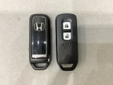 スマートキーを装備しています。鍵を差し込むことなくドアロックの開け閉めと、スタートボタン操作でのエンジンスタートができます。スペアキーも同じものを用意しております。