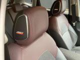 運転席、助手席のヘッドレストにはBose専用スピーカーが付いてます