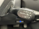 【 レーダークルーズコントロール 】先行車が停止した時は自車も停止して停止状態を保持、先行車が発進した時はドライバー操作により発進し、追従走行を再開します。