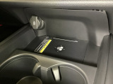 センターコンソールにはワイヤレス充電器を装備してます。Qi(チー)規格対応のスマートフォンなどを置くだけで充電可能です。アクセサリーソケットはUSBのアダプターなどをつければスマホの充電にも使えます