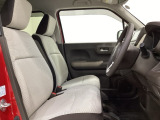 座面も厚みがあり背もたれも高く、広い足元にゆったり座れるシートです。運転席と助手席の間が空いている為、助手席側への移動がスムーズです。交通量の多い道でも助手席側から乗り降りができます。