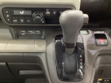 CVT車のセレクトレバーです。低速から高速まで、変速ショックのないスムーズな走りと、エンジン効率のよい領域を維持して燃費にも貢献します。サイドブレーキはスイッチ操作の電子制御パーキングブレーキです。