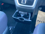 運転席横にはドリンクホルダーもございます。