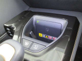 センターコンソール前方に非接触型スマフォ充電器があります!