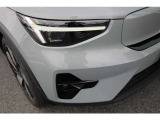 ひときわ印象的なT字型のLEDヘッドライトは、新世代のボルボを象徴するユニークなアイコンとなっています。LEDデイタイム・ランニング・ライトやポジションライト、ウインカーの役割も果たします。