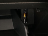 グローブボックス内のカードの取り出しもしやすい場所にETCがついています。高速道路の料金所の通過もラクラクです!。