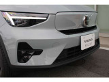 エンジンを搭載しないBEVモデルのため、フロントグリルはほとんど塞がれています BEVならではのスッキリとしたデザインとなります。